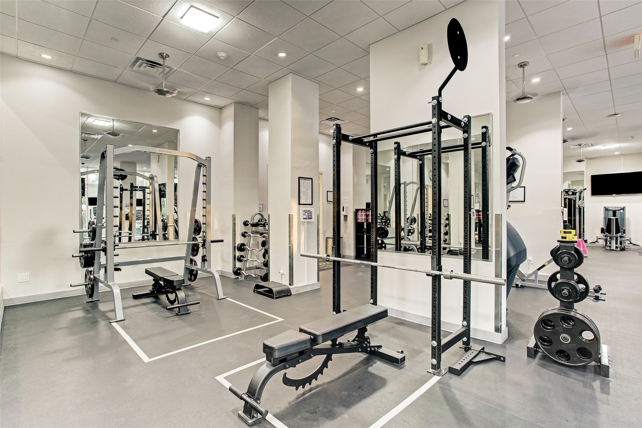 3333 Allen Parkway, Unit 602 Houston, TX 77019 - Photo 42 of 49 a view of a room with gym equipment