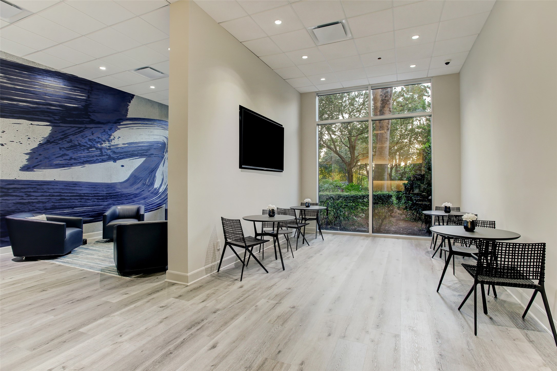 3333 Allen Parkway, Unit 602 Houston, TX 77019 - Photo 44 of 49 a living room with furniture and a flat screen tv