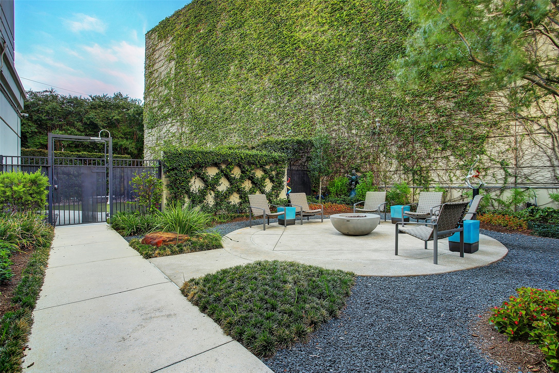3333 Allen Parkway, Unit 602 Houston, TX 77019 - Photo 48 of 49 a view of a chairs and table in backyard