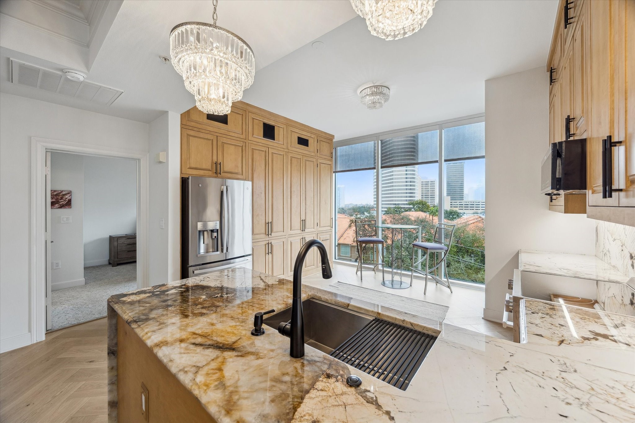 3333 Allen Parkway, Unit 602 Houston, TX 77019 - Photo 5 of 49 a living room with furniture