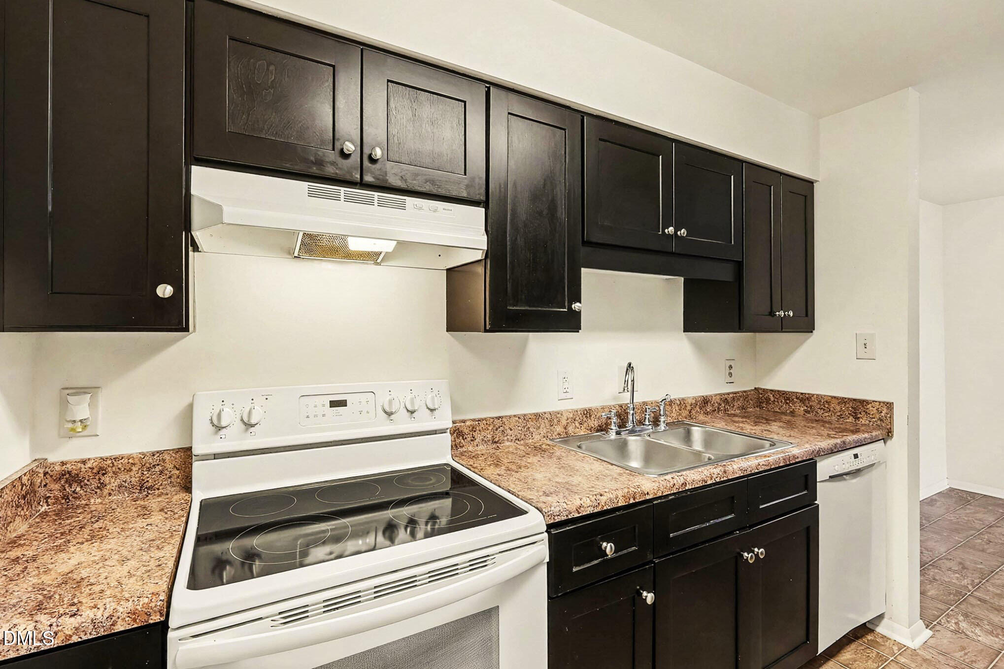 1010 Sandlin Place, Unit A Raleigh, NC 27606 - Photo 8 of 19 008_cj4a5103_406
