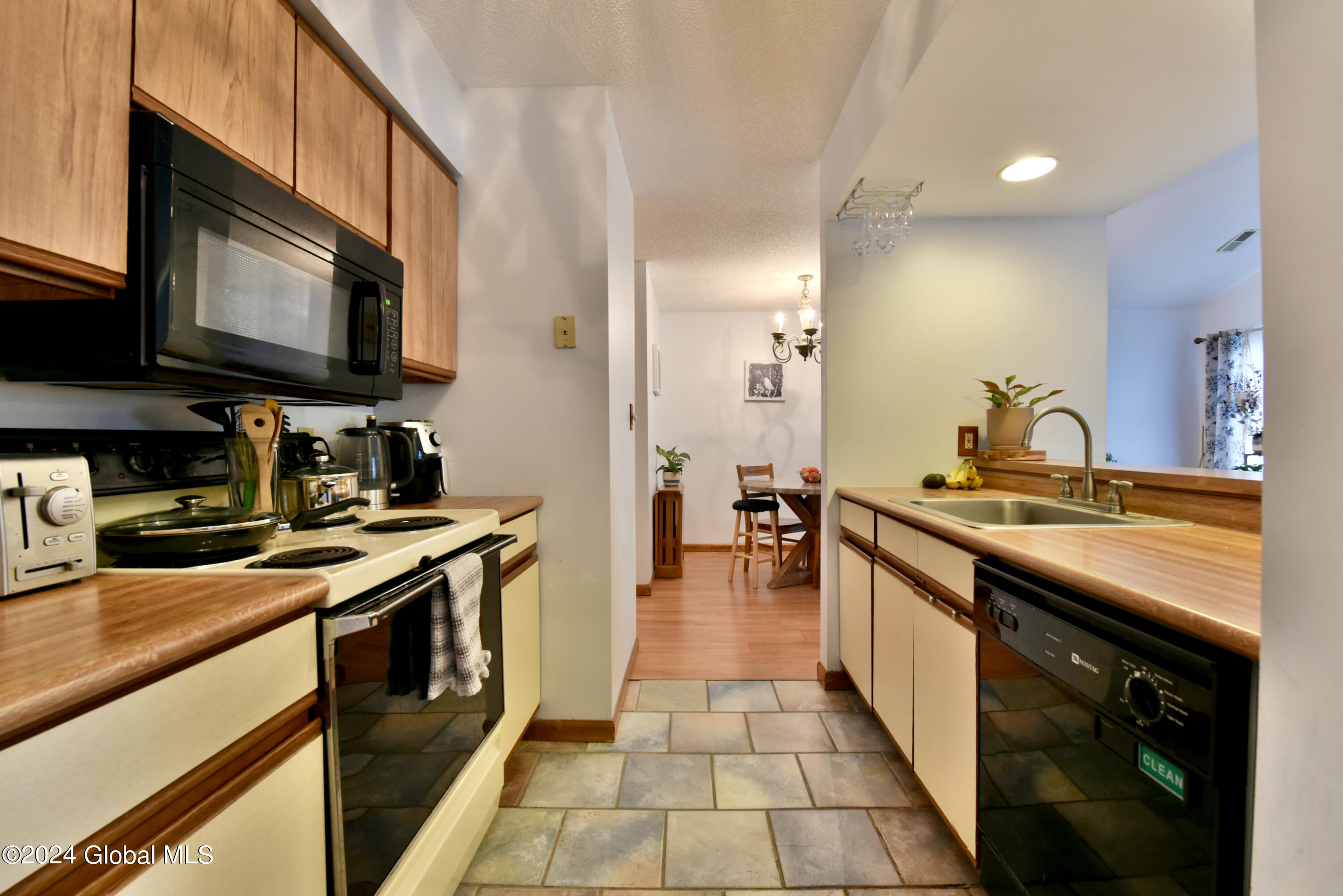 1976 Curry Road, Unit E139 Schenectady, NY 12303 - Photo 14 of 28 20