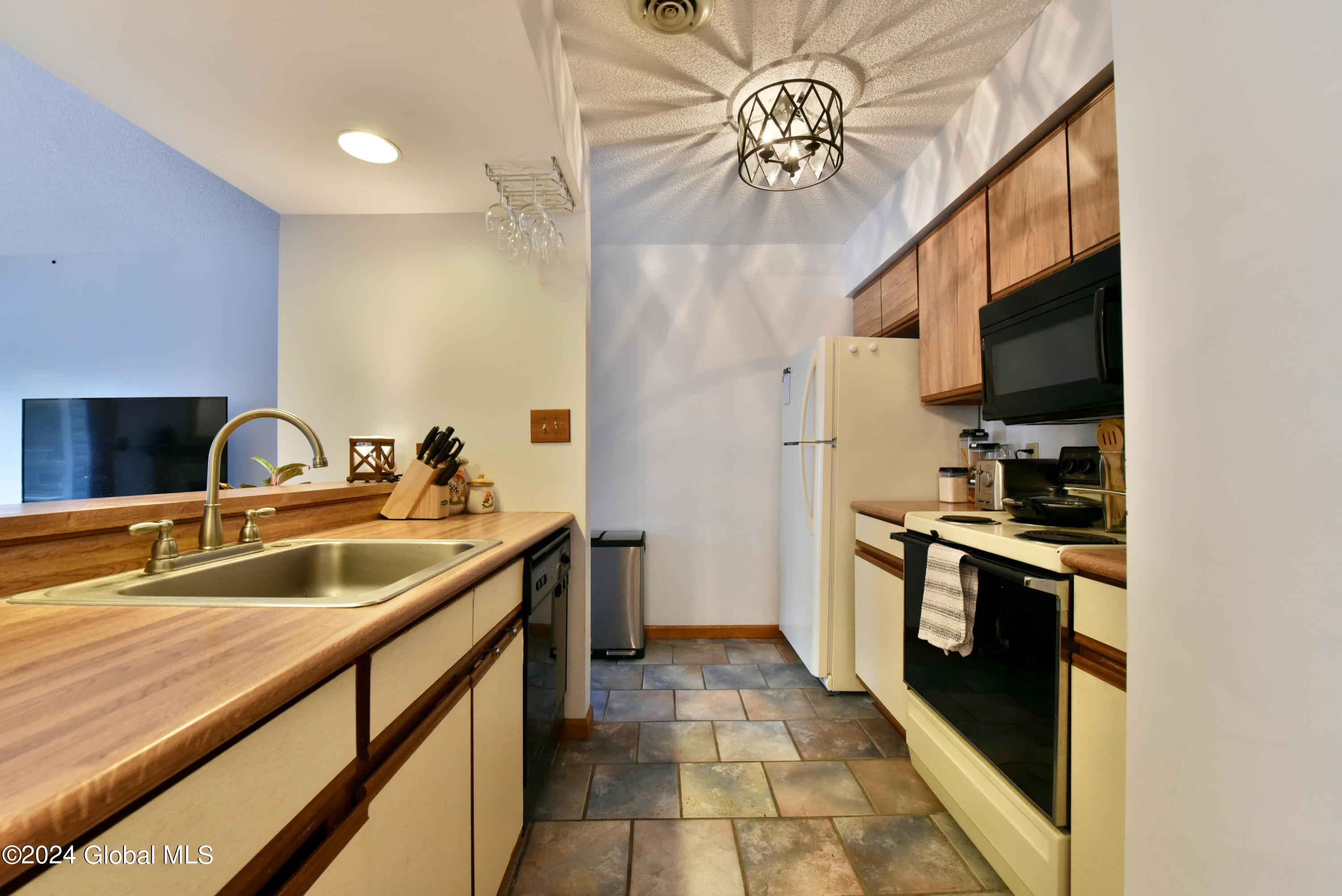 1976 Curry Road, Unit E139 Schenectady, NY 12303 - Photo 4 of 28 18
