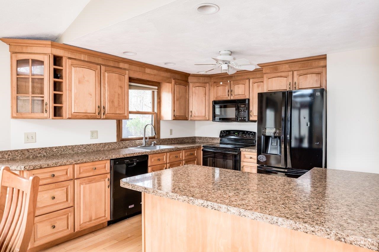 22 Emerald Drive Derry, NH 03038 - Photo 10 of 38