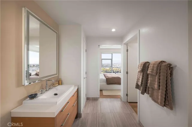 a en suite bathroom with a double vanity sink and mirror