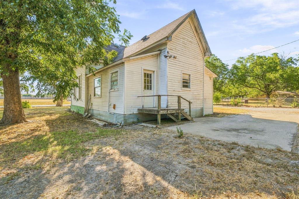 208 South Harrison Street Pilot Point, TX 76258 - Photo 5 of 21 Gallery Image 5