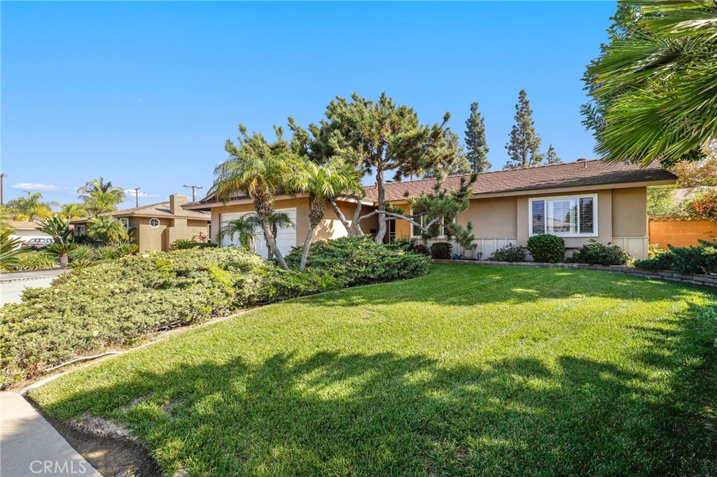 516 South Peregrine Street Anaheim, CA 92806 - Photo 2 of 34 a front view of a house with garden
