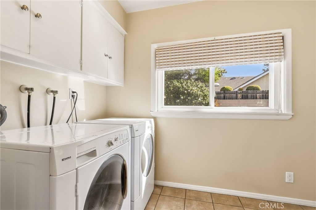 516 South Peregrine Street Anaheim, CA 92806 - Photo 27 of 34 a view of kitchen and washer and dryer