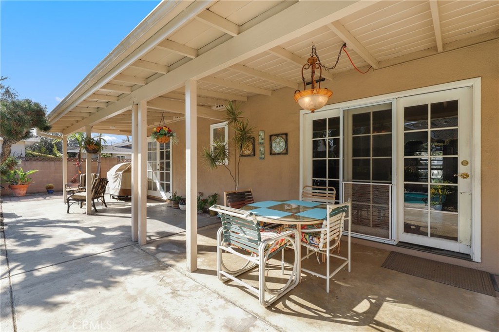 516 South Peregrine Street Anaheim, CA 92806 - Photo 30 of 34 a patio with table and chairs