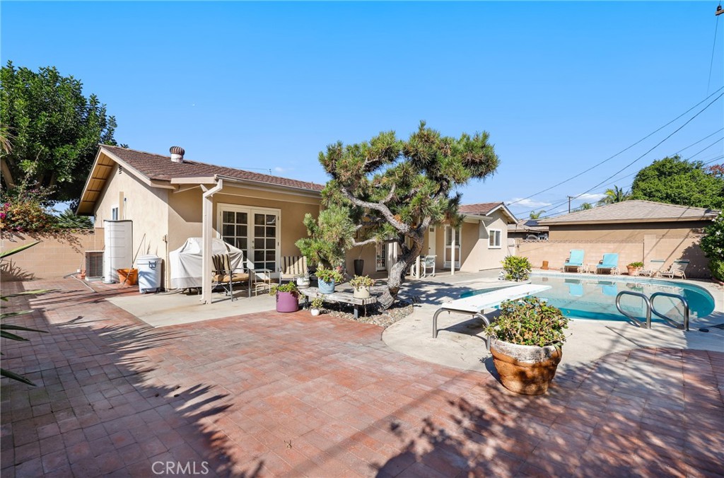 516 South Peregrine Street Anaheim, CA 92806 - Photo 32 of 34 a view of a house with backyard sitting area and livingroom