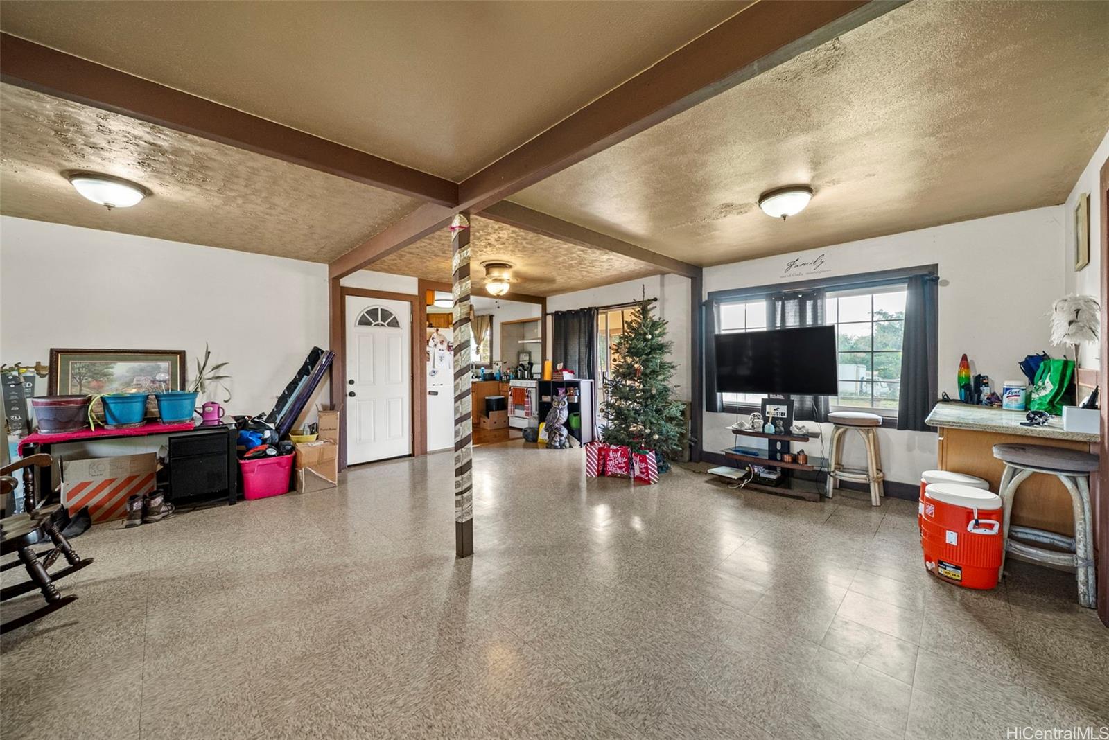 87-879 Apuupuu Road Waianae, HI 96792 - Photo 10 of 21 a living room with furniture and a flat screen tv