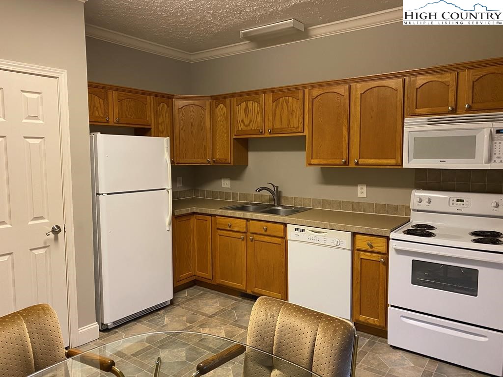 403 Ridgecrest Avenue, Unit 2A West Jefferson, NC 28694 - Photo 4 of 10