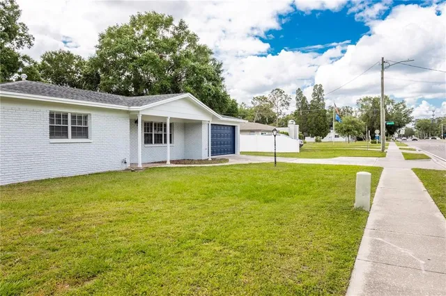 a view of an house with backyard and pool