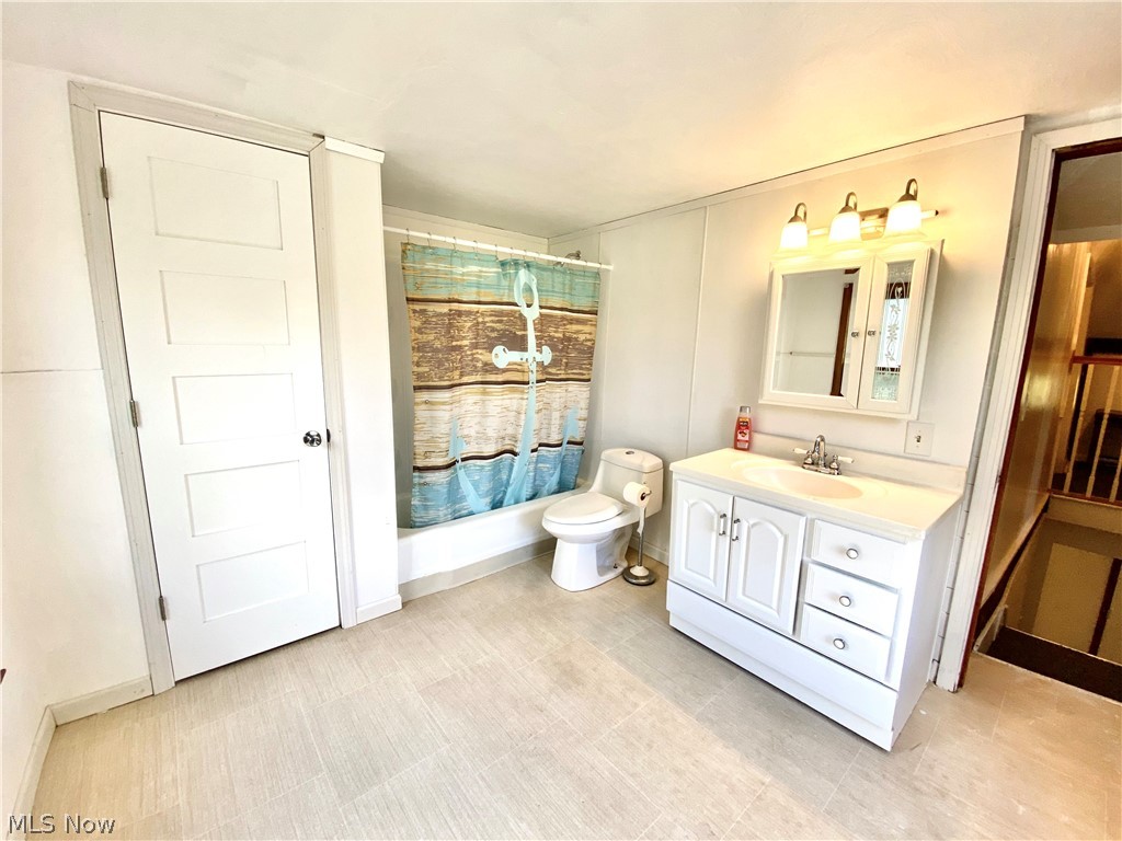 6069 Palmyra Road Warren, OH 44481 - Photo 7 of 10 Large updated bathroom on the second floor, door on the left is a storage closet.