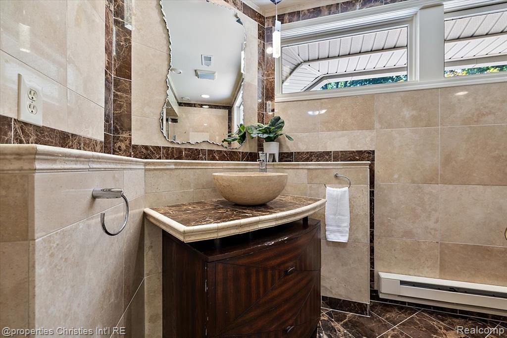 34448 Quaker Valley Road Farmington Hills, MI 48331 - Photo 35 of 42 Gallery Image 35