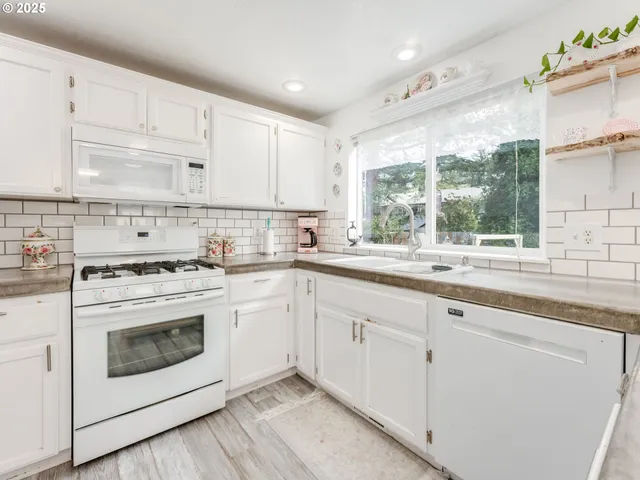 $490,000 | 3200 Southeast Hampton Loop, Troutdale, OR 97060