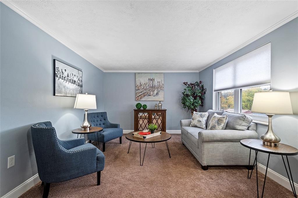 424 Pearce Road Pittsburgh, PA 15234 - Photo 2 of 25 Gallery Image 2