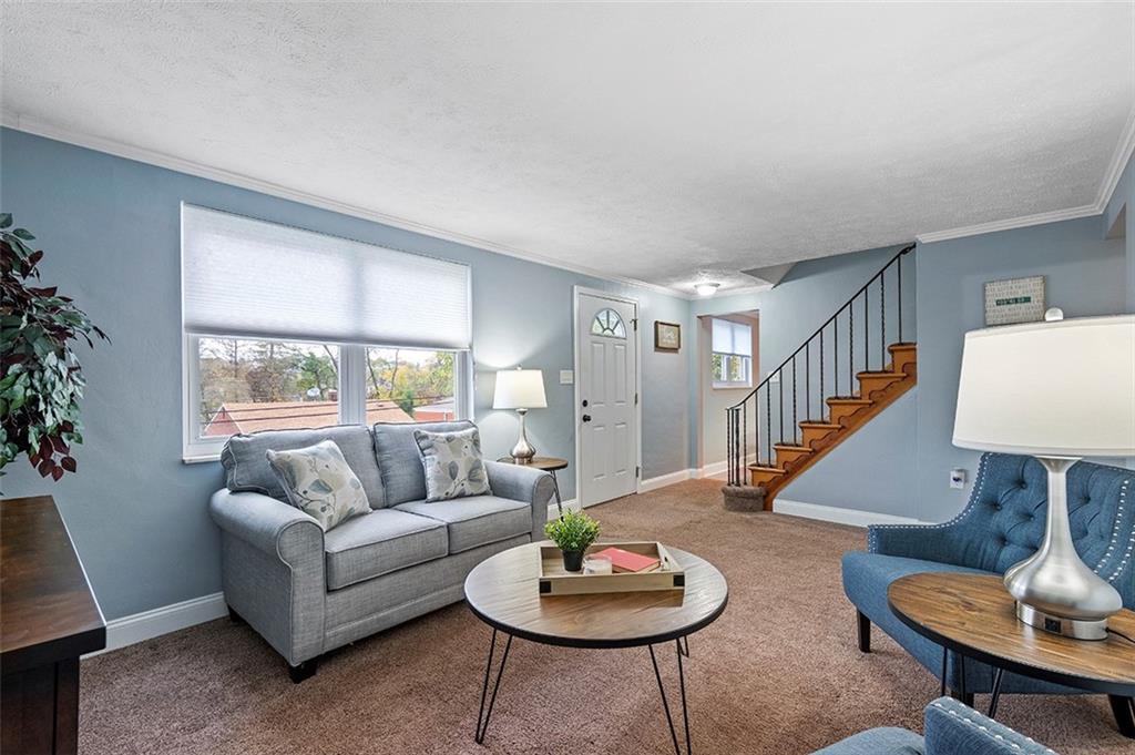 424 Pearce Road Pittsburgh, PA 15234 - Photo 3 of 25 Gallery Image 3