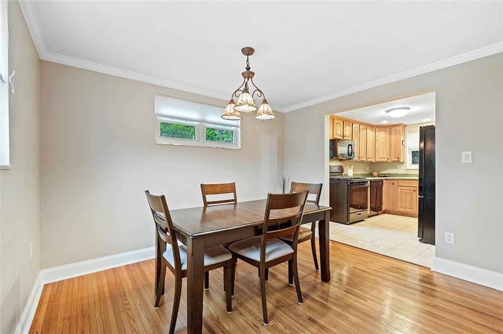 424 Pearce Road Pittsburgh, PA 15234 - Photo 7 of 25 Gallery Image 7