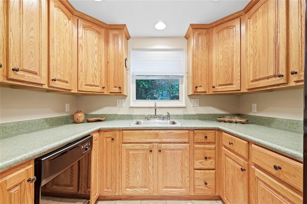 424 Pearce Road Pittsburgh, PA 15234 - Photo 9 of 25 Gallery Image 9