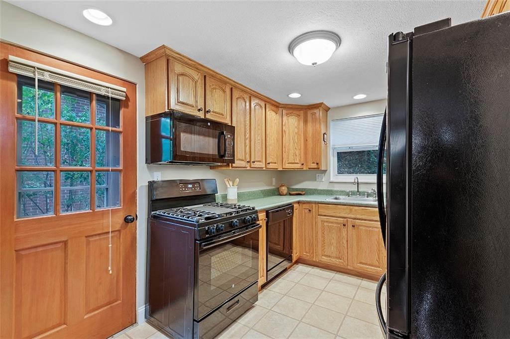 424 Pearce Road Pittsburgh, PA 15234 - Photo 10 of 25 Gallery Image 10