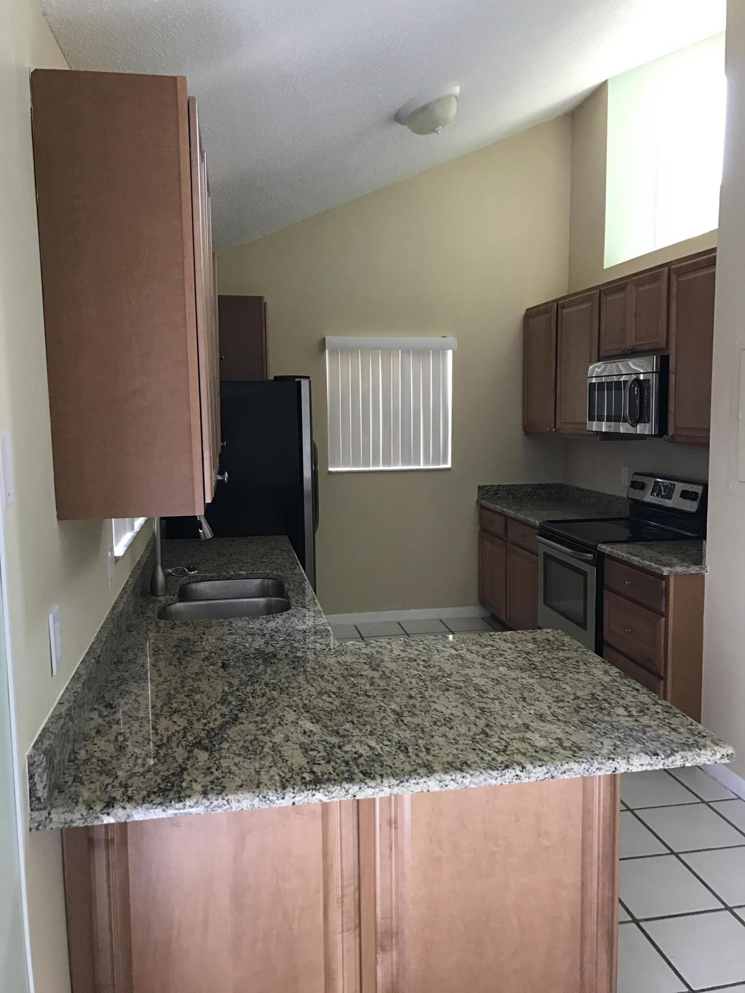 72 Maplecrest Circle Jupiter, FL 33458 - Photo 4 of 22 IMG_1147