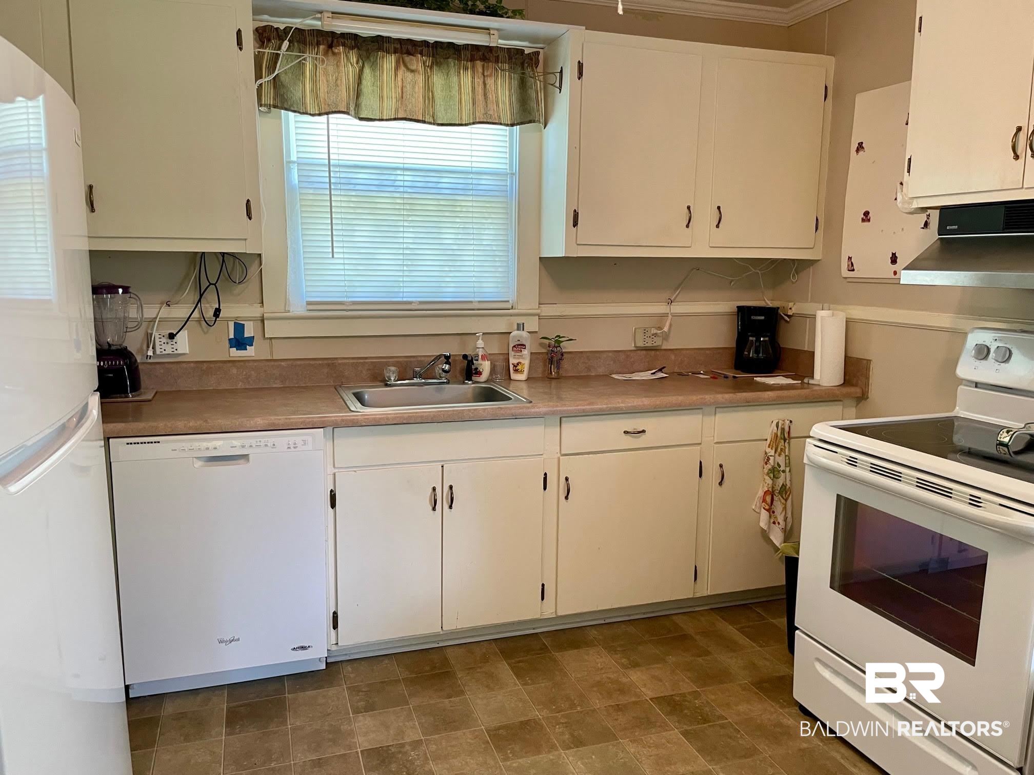 1611 Douglas Avenue Brewton, AL 36426 - Photo 4 of 13