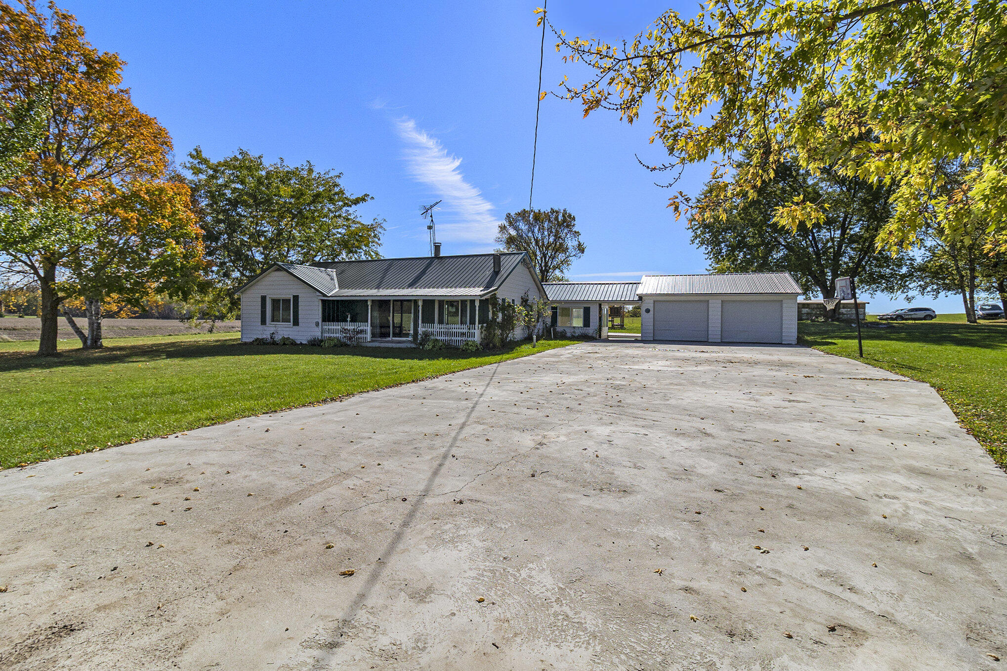 511 Beard Road Pentwater, MI 49449 - Photo 16 of 20 Paved driveway