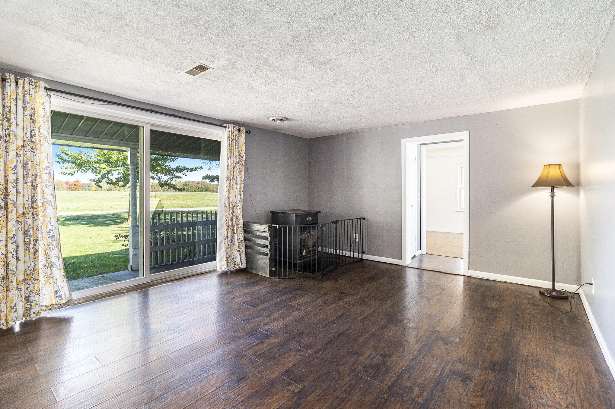 511 Beard Road Pentwater, MI 49449 - Photo 3 of 20 Living Room