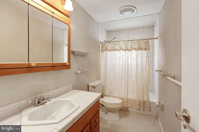 37 Kay Road Hamilton, NJ 08620 - Photo 18 of 27 Bathroom