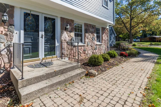 $520,000 | 1704 Clover Lane, Valparaiso, IN 46385