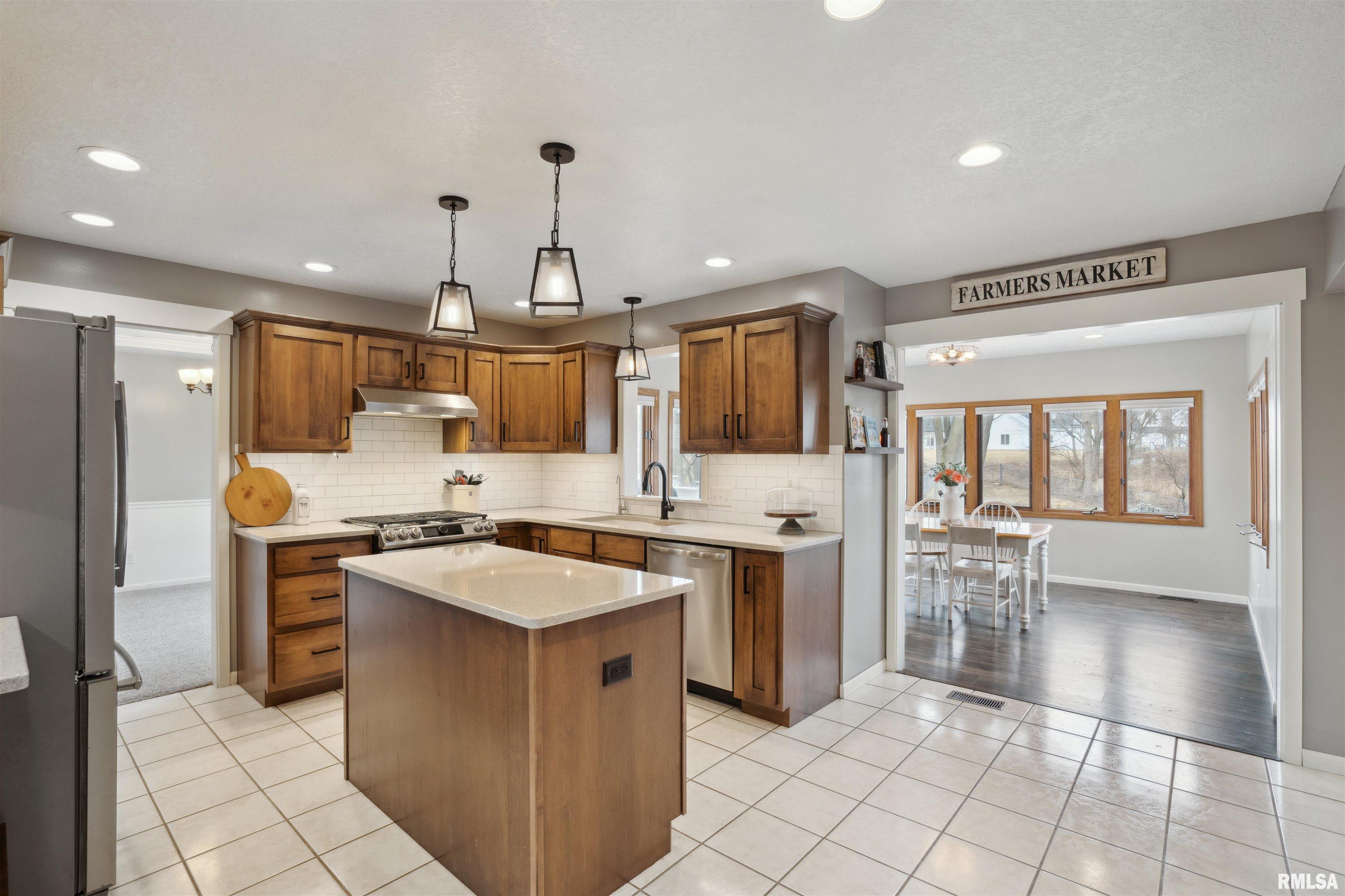 5940 Oakbrook Road Davenport, IA 52806 - Photo 4 of 51 Gallery Image 4