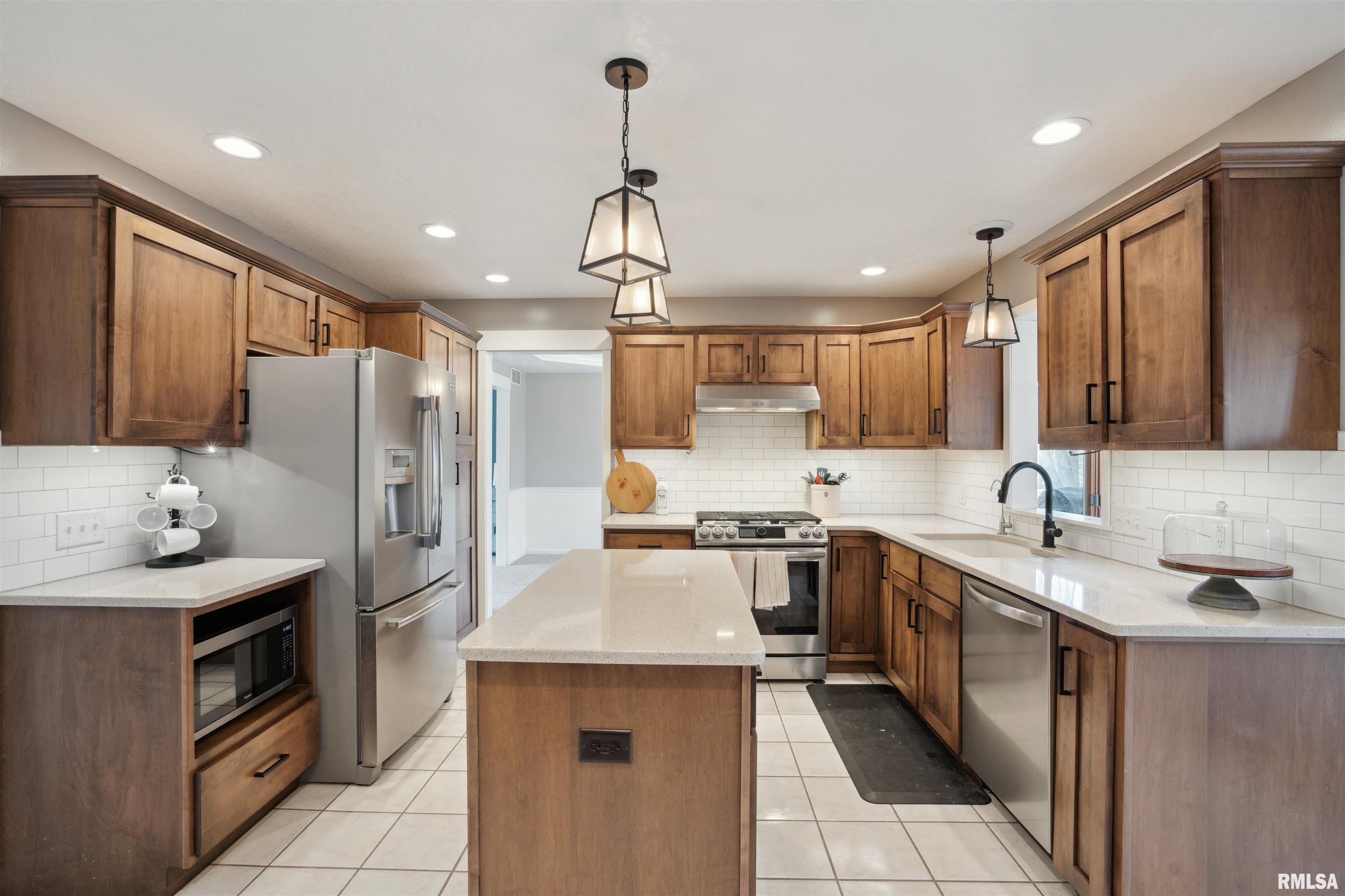 5940 Oakbrook Road Davenport, IA 52806 - Photo 5 of 51 Gallery Image 5