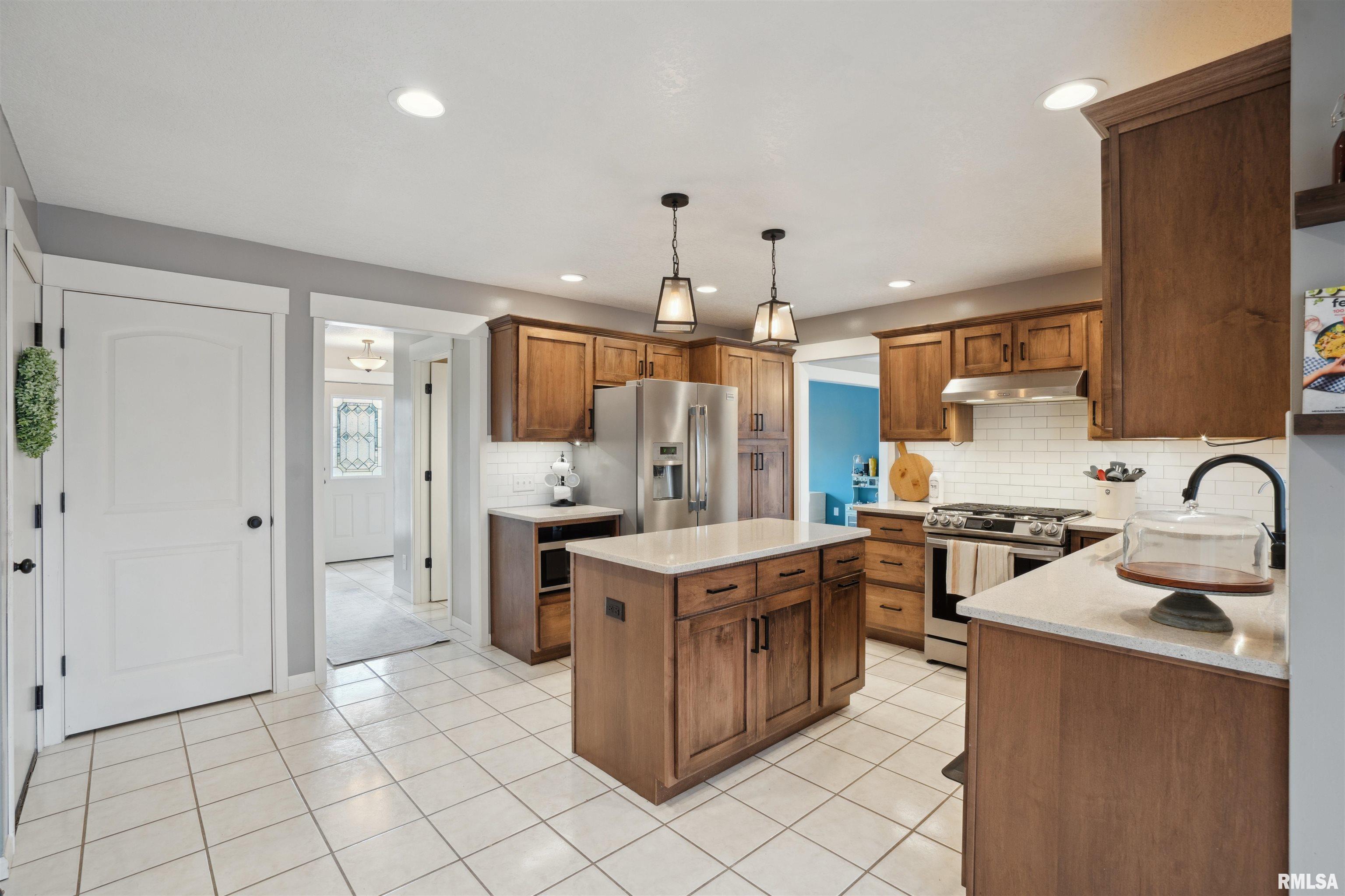 5940 Oakbrook Road Davenport, IA 52806 - Photo 6 of 51 Gallery Image 6