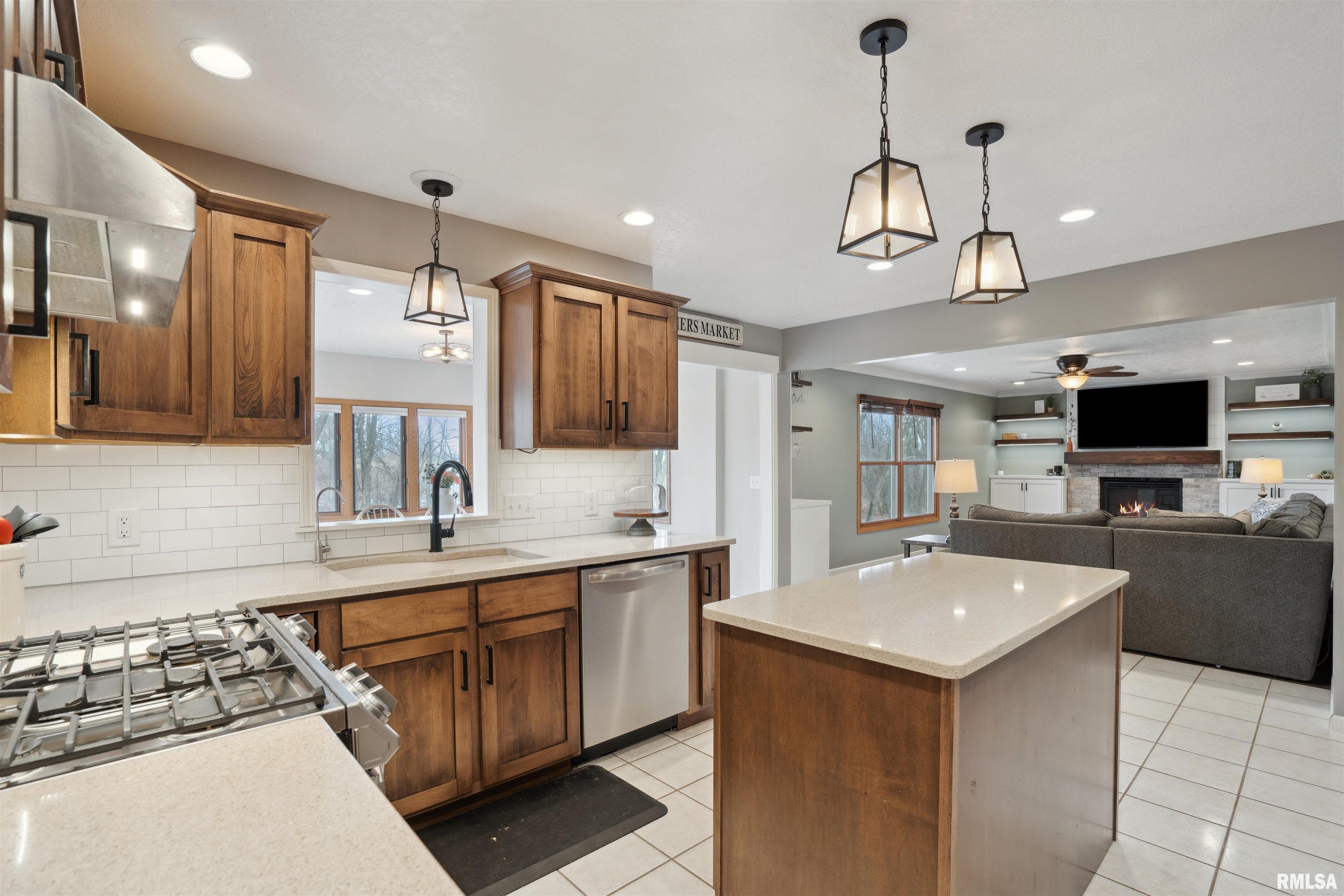 5940 Oakbrook Road Davenport, IA 52806 - Photo 7 of 51 Gallery Image 7