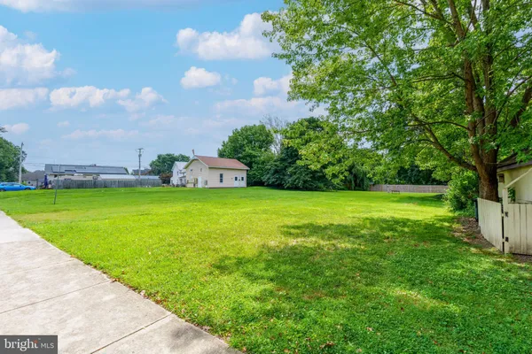 a view of a garden and basketball court