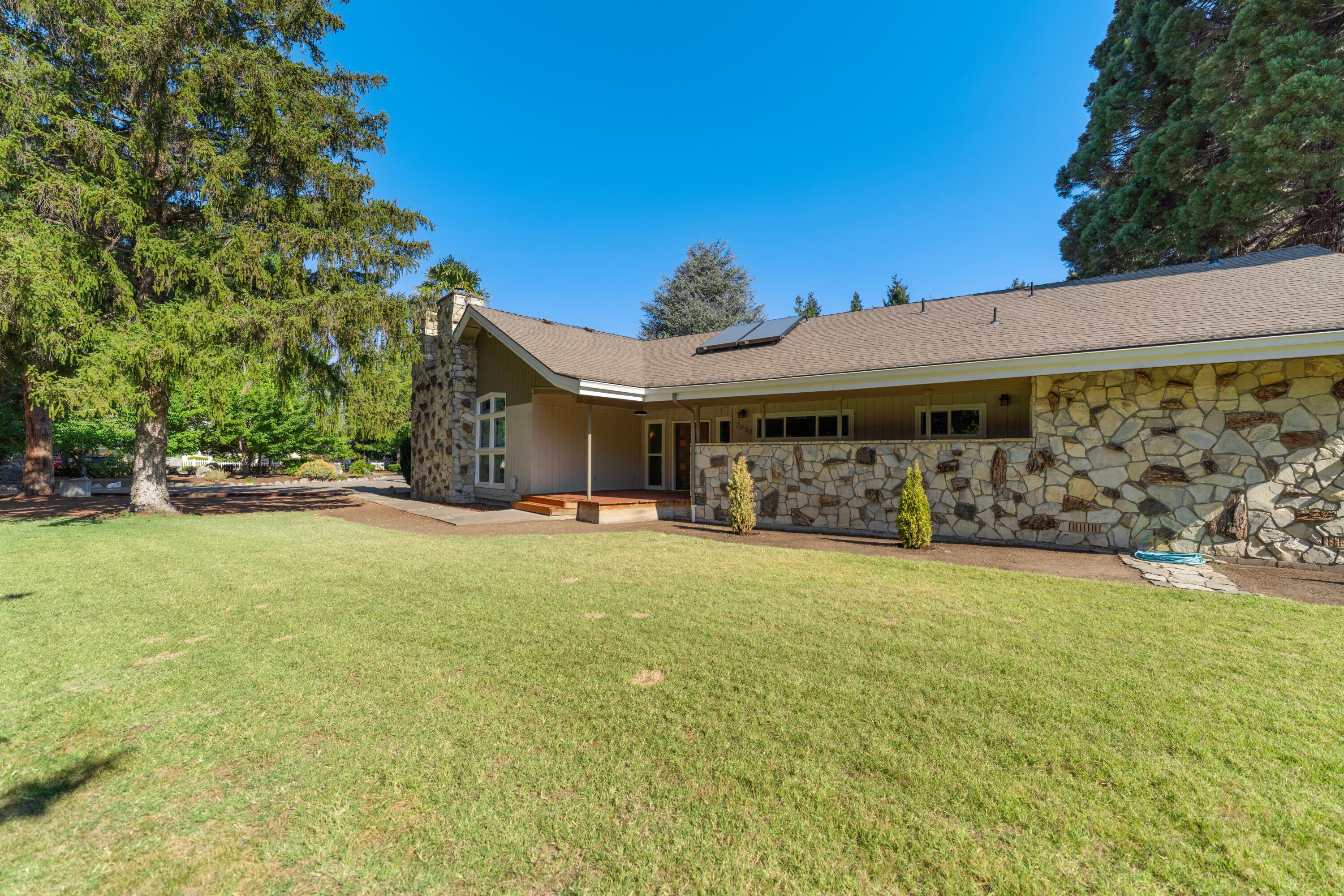 2030 Taylor Road Central Point, OR 97502 - Photo 6 of 53 11
