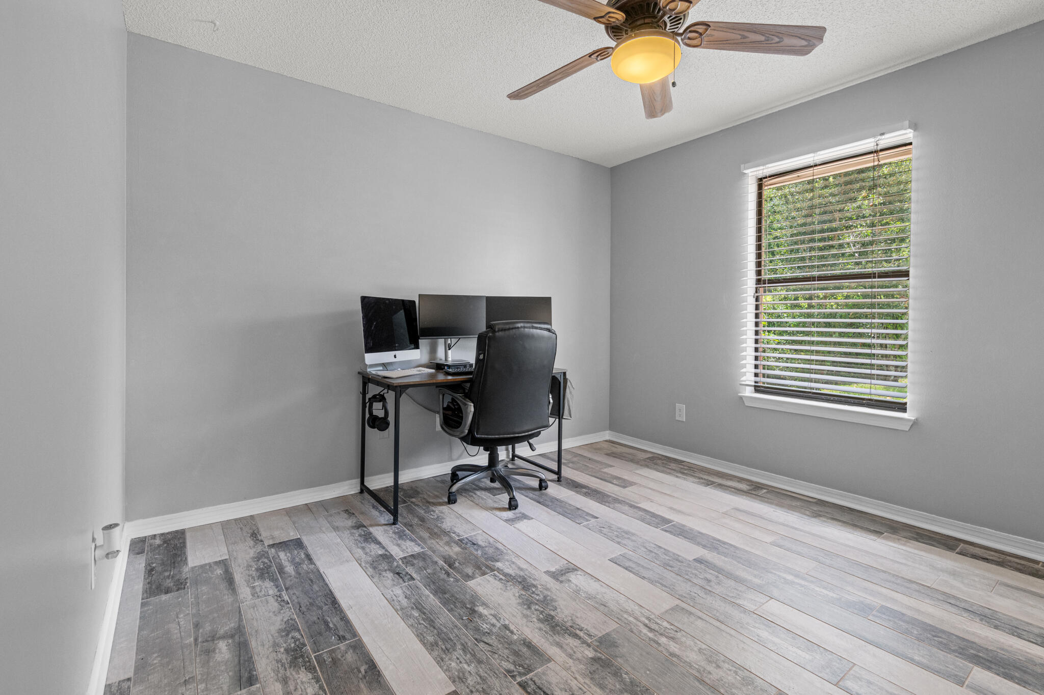 8573 Westview Lane Pensacola, FL 32514 - Photo 28 of 35 a workspace with furniture and a window