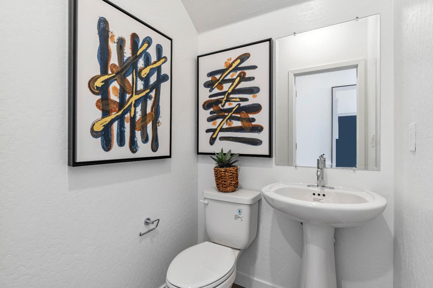 822 Traverse Drive Madera, CA 93636 - Photo 23 of 40 a bathroom with a toilet sink and mirror