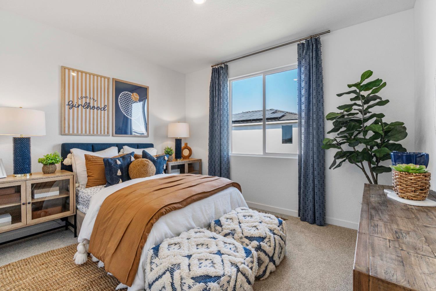822 Traverse Drive Madera, CA 93636 - Photo 29 of 40 a bed room with a bed and a potted plant