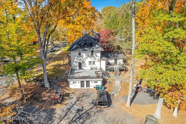 a black and white photo of a living room