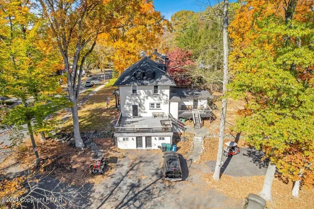 a black and white photo of a living room