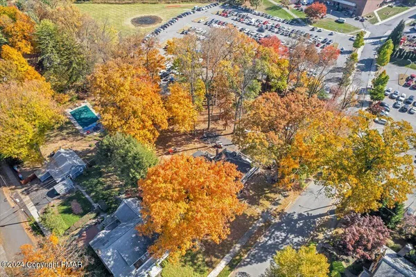 a black and white photo of a living room
