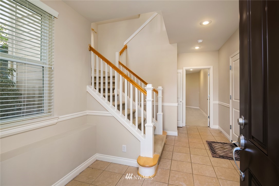 871 Bear Ridge Drive Northwest Issaquah, WA 98027 - Photo 3 of 25