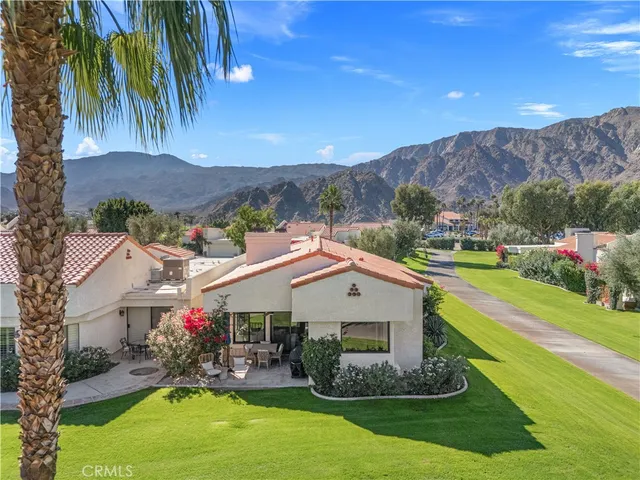 a view of an house with backyard and garden