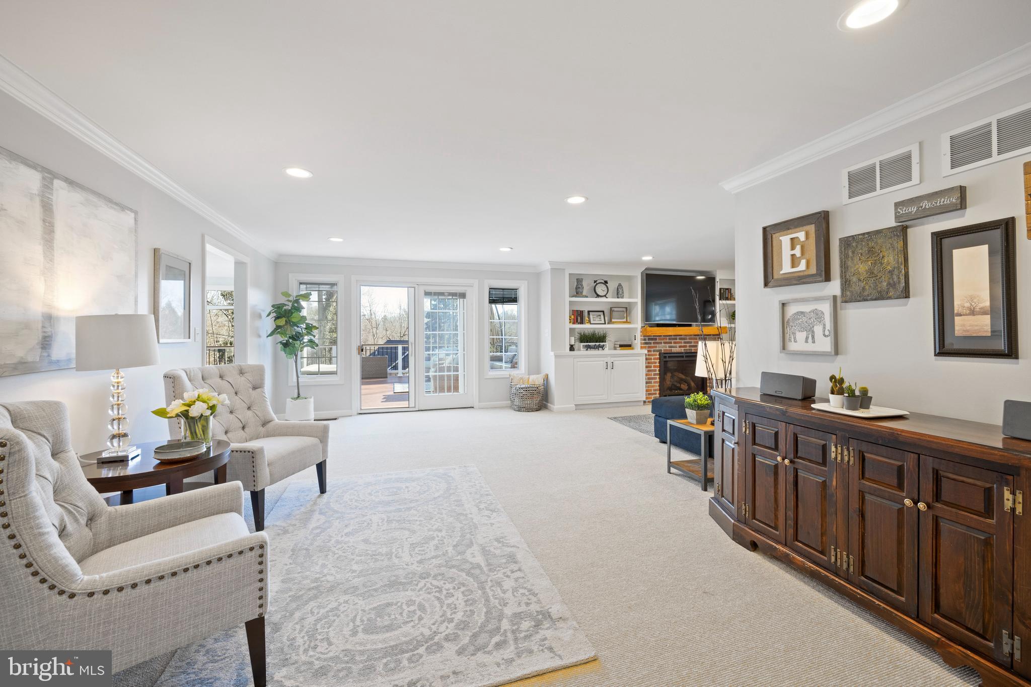 333 Oak Terrace Wayne, PA 19087 - Photo 4 of 47 Front Door Into Living Room