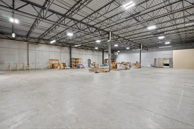 a view of a parking area