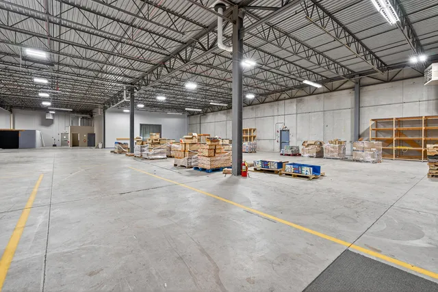 a view of the parking area