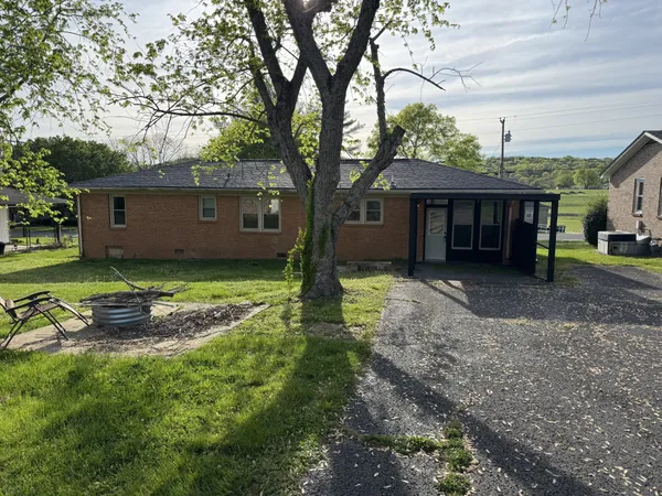 a view of a house with backyard