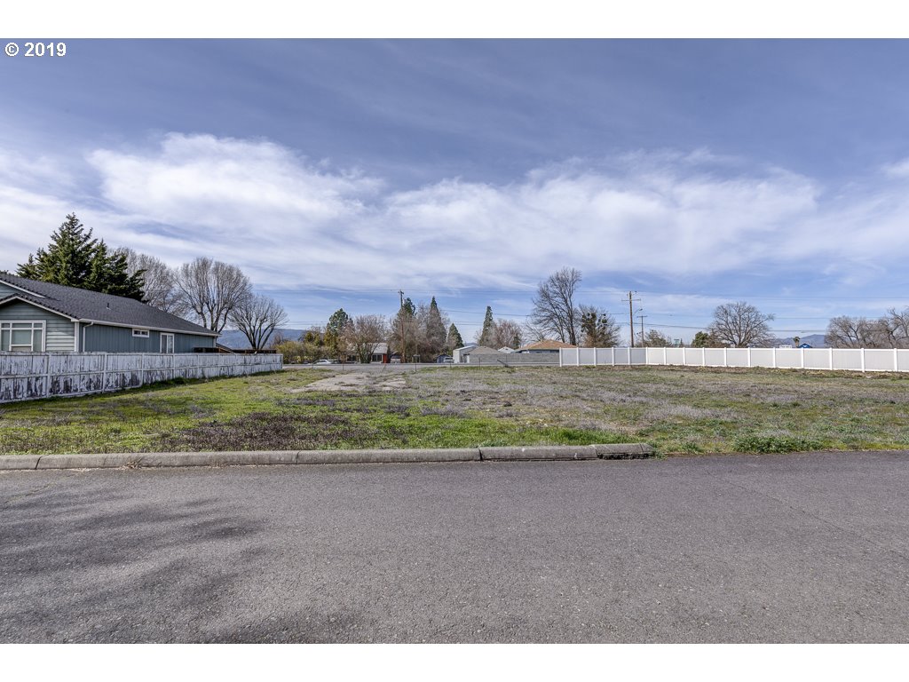 4520 Hamrick Road Central Point, OR 97502 - Photo 1 of 8 a view of big yard with a big yard